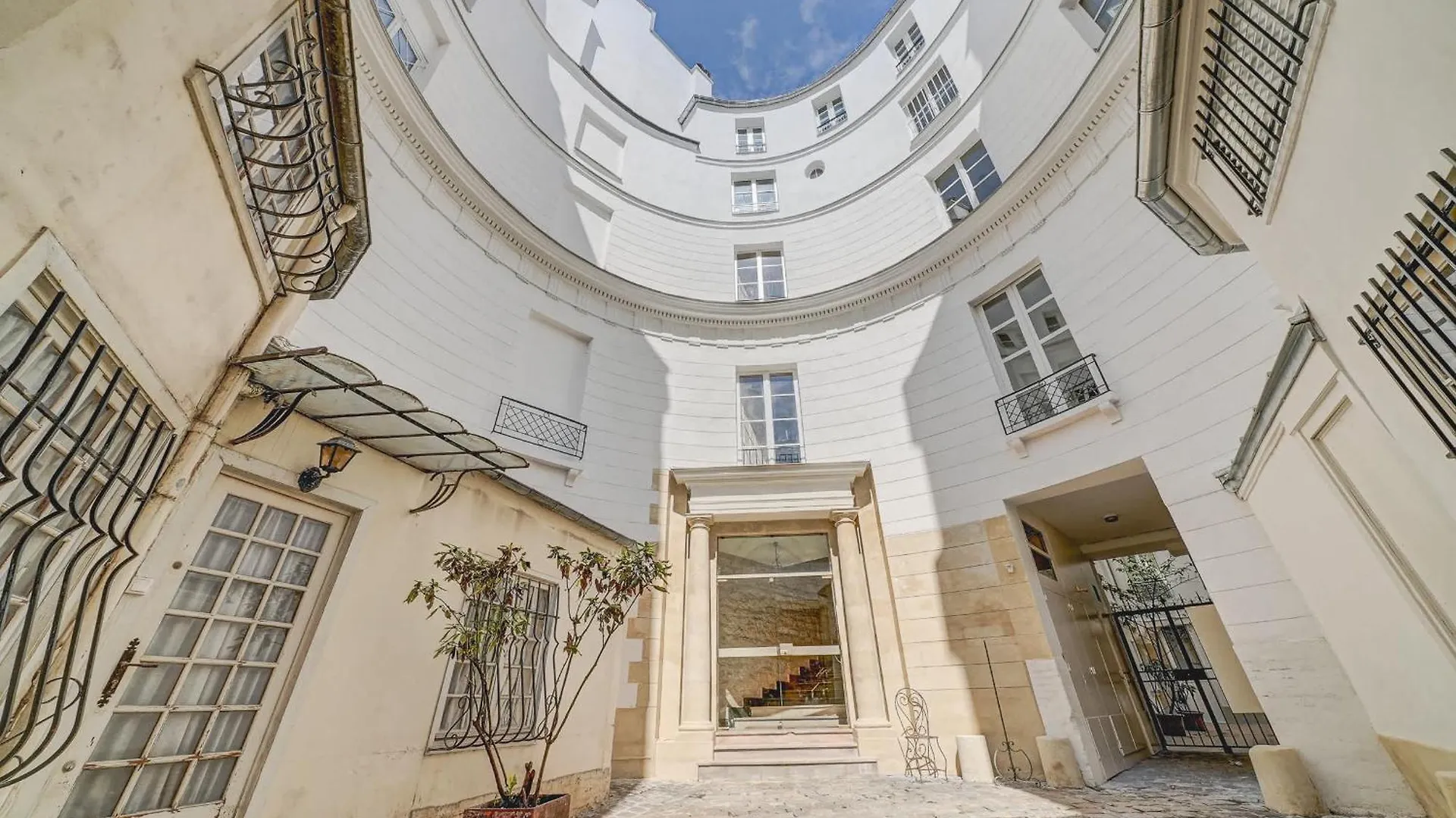 Modern & Spacious Near Le Marais París 0*,  Francia